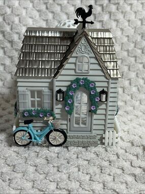 Bath and Body Works Wallflower Plugin Cottage with Aqua Bicycle